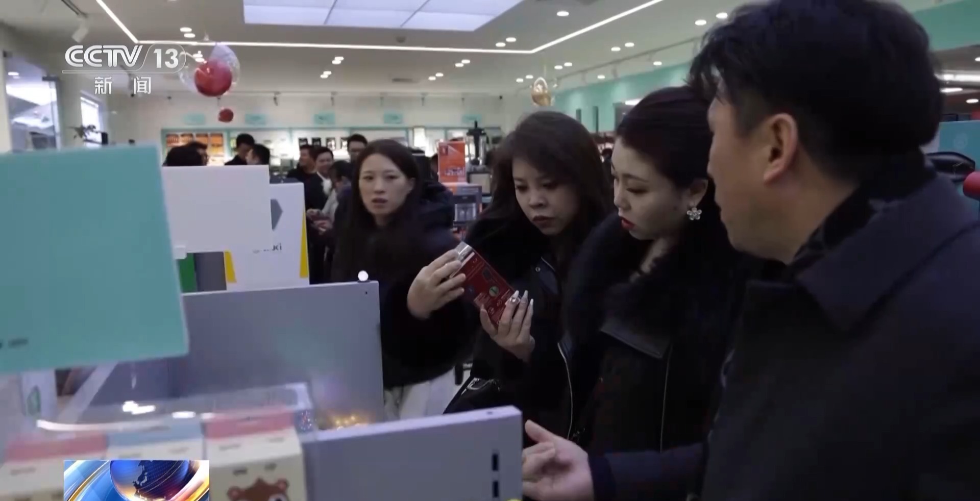 “船” 义乌中国小商品城“品牌出海”记冰球突破网站新春走基层丨给商户造一艘(图4)